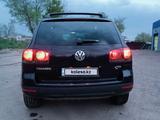 Volkswagen Touareg 2006 года за 5 500 000 тг. в Семей – фото 5