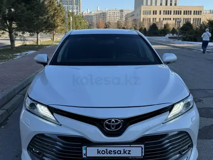 Toyota Camry 2018 года за 14 850 000 тг. в Шымкент – фото 2