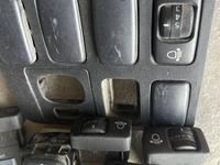 Кнопки корректора фар на Toyota Land Cruiser Prado 120 за 147 тг. в Алматы
