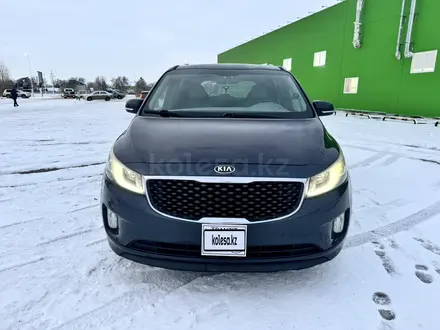 Kia Carnival 2015 года за 7 000 000 тг. в Актобе – фото 2