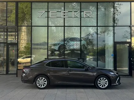 Toyota Camry Prestige 2023 года за 15 390 000 тг. в Алматы – фото 3