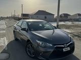 Toyota Camry 2015 года за 7 300 000 тг. в Атырау – фото 2