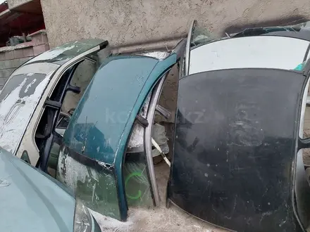 Крыша 1 поколения на Toyota avensis в идеальном состоянии за 200 000 тг. в Алматы