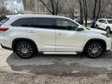 Toyota Highlander 2019 года за 23 000 000 тг. в Алматы – фото 2