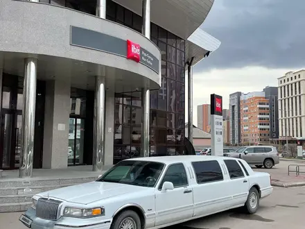 Lincoln Town Car 1997 года за 2 200 000 тг. в Астана