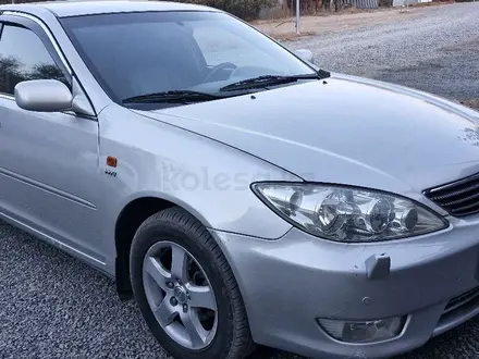 Toyota Camry 2005 года за 6 200 000 тг. в Актобе – фото 2