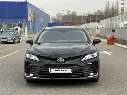 Toyota Camry 2021 года за 16 900 000 тг. в Алматы – фото 2