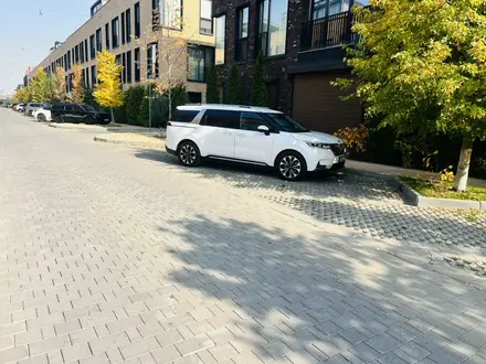 Kia Carnival 2021 года за 17 400 000 тг. в Алматы – фото 2