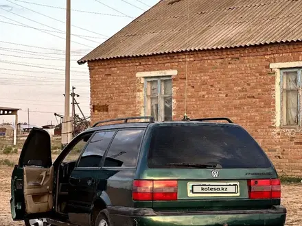 Volkswagen Passat 1995 года за 1 650 000 тг. в Уральск – фото 4