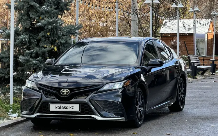 Toyota Camry 2021 года за 11 800 000 тг. в Алматы