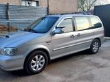 Kia Carnival 2004 года за 3 500 000 тг. в Арысь – фото 2