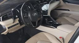 Toyota Camry 2018 года за 13 800 000 тг. в Шымкент – фото 2