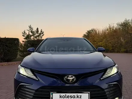 Toyota Camry 2022 года за 15 500 000 тг. в Уральск – фото 2