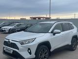 Toyota RAV4 2023 года за 19 000 000 тг. в Атырау – фото 2