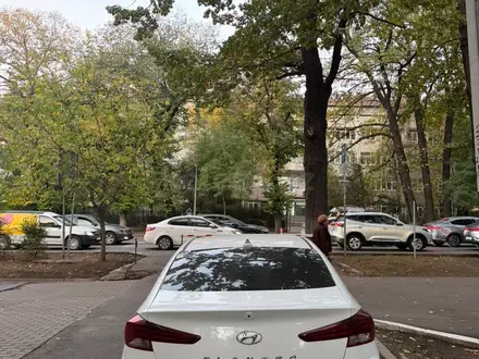 Hyundai Elantra 2019 года за 6 800 000 тг. в Алматы – фото 3