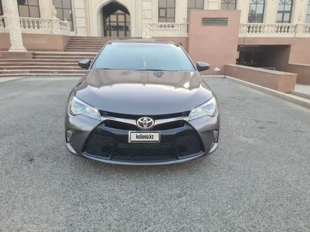 Toyota Camry 2015 года за 7 400 000 тг. в Атырау – фото 2