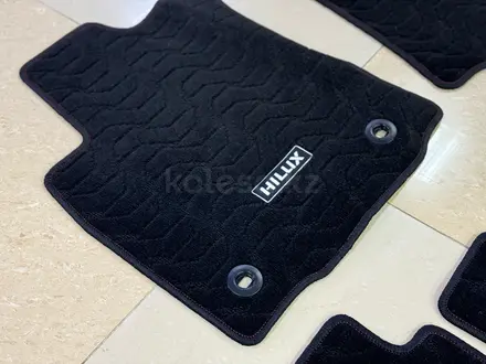 Ковровые полики Toyota Hilux (2015-), Rush (2021-), RAV4 (2013-), Fortuner за 15 900 тг. в Уральск – фото 3