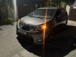 Toyota Sienna, 2011