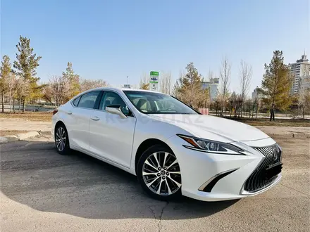 Lexus ES 250 2020 года за 21 500 000 тг. в Астана