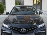 Toyota Camry 2020 года за 10 500 000 тг. в Актау – фото 2