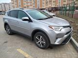 Toyota RAV4 2018 года за 14 200 000 тг. в Актобе – фото 3