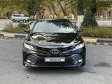 Toyota Camry 2018 года за 11 000 000 тг. в Караганда – фото 2