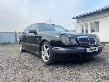 Mercedes-Benz E 230 1995 года за 2 400 000 тг. в Алматы – фото 2