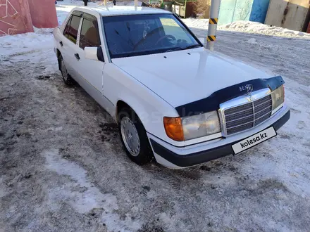 Mercedes-Benz E 200 1993 года за 2 300 000 тг. в Кокшетау – фото 3