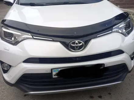 Toyota RAV4 2019 года за 15 800 000 тг. в Семей