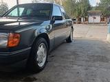 Mercedes-Benz E 260 1993 года за 2 600 000 тг. в Шымкент