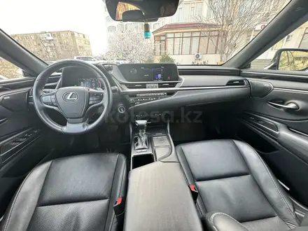 Lexus ES 300h 2019 года за 20 500 000 тг. в Актау – фото 10