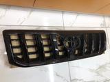 Решетка радиатора на Land Cruiser Prado 120 с эмблемой (Черный цвет) за 35 000 тг. в Алматы – фото 3
