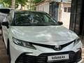 Toyota Camry 2021 года за 14 500 000 тг. в Уральск – фото 2