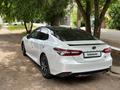 Toyota Camry 2021 года за 14 500 000 тг. в Уральск – фото 3