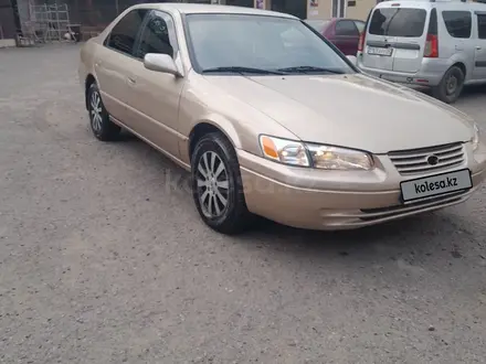 Toyota Camry 1998 года за 3 000 000 тг. в Алматы – фото 2