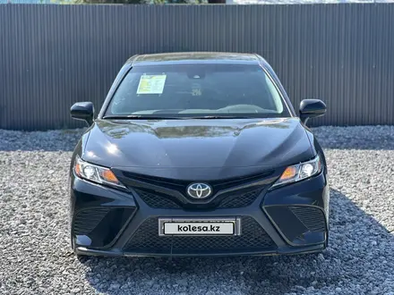 Toyota Camry 2020 года за 11 700 000 тг. в Актобе – фото 2