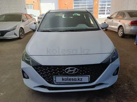 Hyundai Accent 2023 года за 5 796 875 тг. в Актобе – фото 2