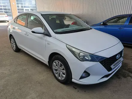 Hyundai Accent 2023 года за 5 796 875 тг. в Актобе – фото 3