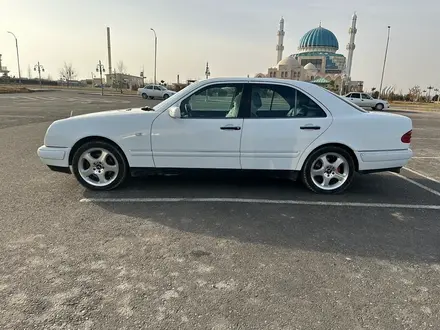 Mercedes-Benz E 320 1997 года за 3 500 000 тг. в Туркестан – фото 4