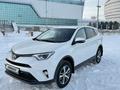 Toyota RAV4 2018 года за 13 150 000 тг. в Астана