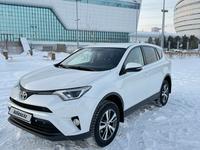 Toyota RAV4 2018 года за 13 650 000 тг. в Астана
