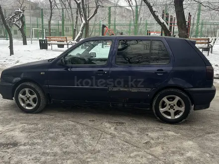 Volkswagen Golf 1996 года за 1 300 000 тг. в Алматы – фото 4