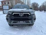 Toyota Hilux 2023 года за 24 500 000 тг. в Актобе – фото 2