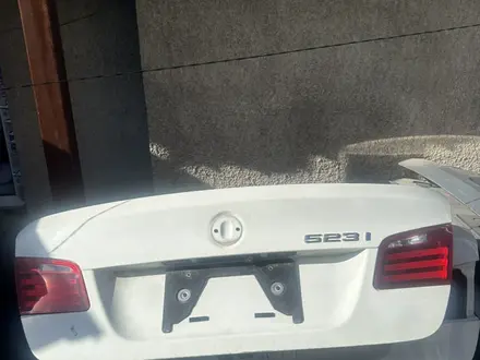 Багажник BMW F10 5 серии (задняя, родной окрас) за 50 000 тг. в Алматы