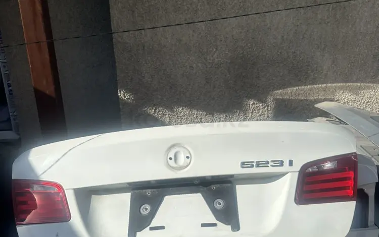 Багажник BMW F10 5 серии (задняя, родной окрас) за 50 000 тг. в Алматы
