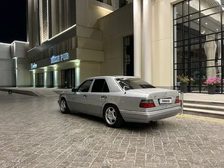 Mercedes-Benz E 220 1994 года за 2 700 000 тг. в Туркестан – фото 3