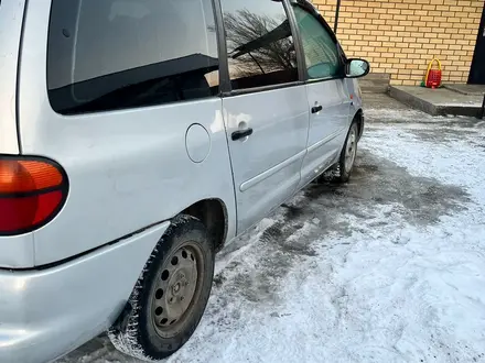 Volkswagen Sharan 1996 года за 1 800 000 тг. в Семей – фото 2