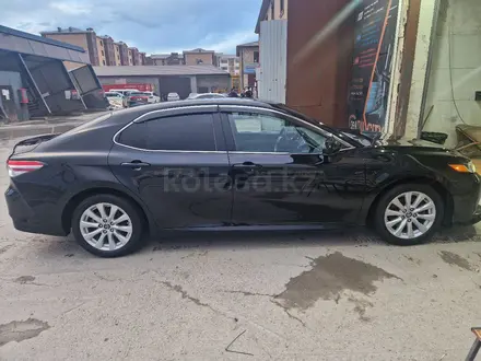 Toyota Camry 2020 года за 8 600 000 тг. в Атырау – фото 2