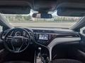 Toyota Camry 2020 года за 8 600 000 тг. в Атырау – фото 5