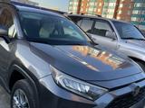 Toyota RAV4 2019 года за 12 700 000 тг. в Актобе – фото 2